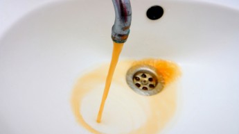 ACQUA GIALLA DAL RUBINETTO: CONSIGLI UTILI
